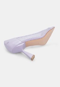 Chaussure à talon haut en cuir verni violet avec un design en maille sur le dessus, présentant une pointe fine et un talon aiguillé élancé.