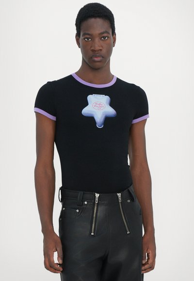 Schwarzes, tailliertes T-Shirt mit lila geripptem Kragen, das vorne einen sternförmigen, hellblauen „Polly Pocket“-Grafikdruck zeigt.