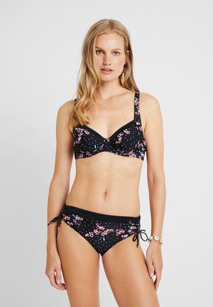 Schwarzes Bikini-Set mit floralen und gepunkteten Mustern, verstellbaren Bändern am Unterteil und einem strukturierten Oberteil, das eine runde Form unterstützt.