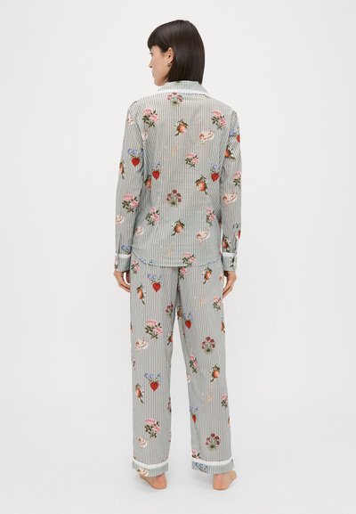 Conjunto de pijama riscado em cinza claro com padrões florais e de corações multicoloridos, feito de tecido suave, apresentando um corte relaxado e punhos com acabamento.