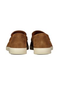 Bruine suède instappers met een lage witte rubberen zool en een ronde neus. Kenmerkt zich door minimale stiksels aan de zijkant en een gladde textuur.