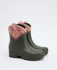 Groene rubberen enkellaarzen met een bloemenpatroon in roze op de bovenkant, een gestructureerde zool en zijhandgrepen. Chunky hak voor extra hoogte.