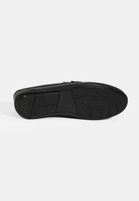 Zwarte sneakerzool met een getextureerde rubberen grip, voorzien van een geometrisch profiel en een soepel ontwerp bij de hiel en tussenzool.