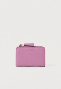 Violetinė odinė užtrauktuko piniginė su tekstūruota paviršiumi ir kutu ant užtrauktuko, iškaltas prekės ženklas centre priekyje.