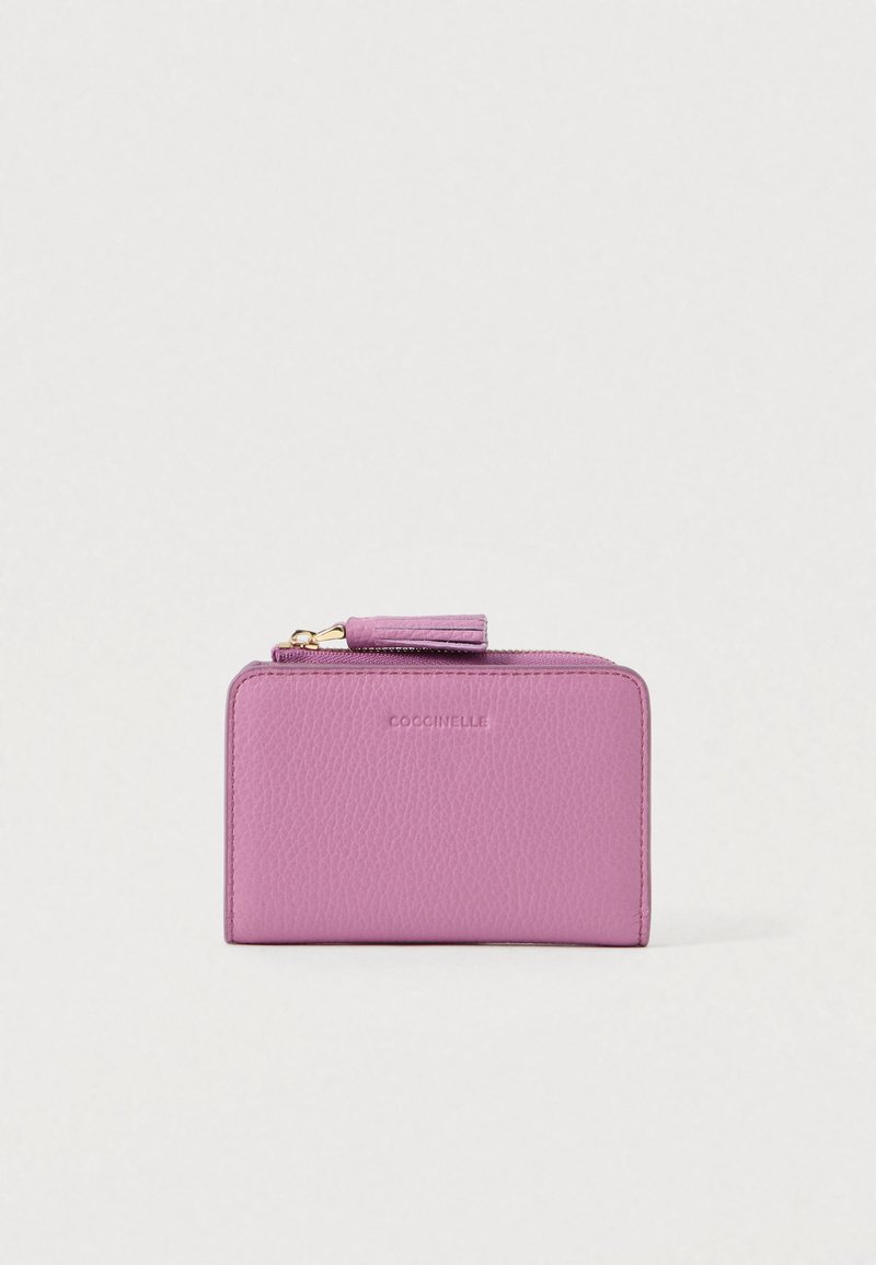 Violetinė odinė užtrauktuko piniginė su tekstūruota paviršiumi ir kutu ant užtrauktuko, iškaltas prekės ženklas centre priekyje.