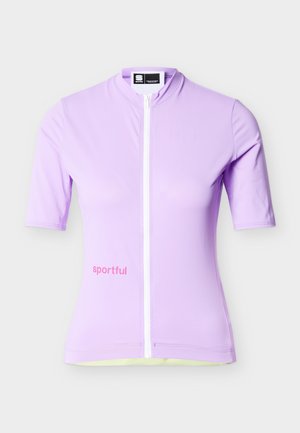 Maillot de cyclisme lavande à manches courtes avec fermeture éclair blanche à l'avant et texte rose "sportful" sur le côté gauche.