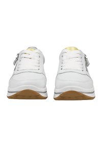 Witte sneakers met een gestructureerde leren bovenkant, ronde neus, opvallende veters en zilveren accenten. Rubberen zool met een lichtbruine loopvlak.