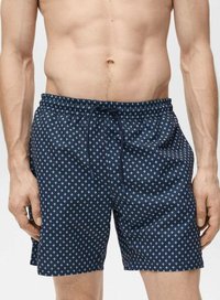 Shorts de înot de culoare albastră închisă, cu un model geometric repetat în albastru deschis, cu talie elastică și închidere cu șnur. Fabricate dintr-un material ușor.