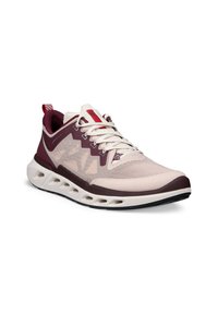 Chaussure de sport rose clair et bordeaux avec dessus en mesh, lacets blancs et semelle blanche avec des trous de ventilation découpés.