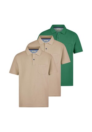 Trzy męskie koszulki polo z krótkim rękawem, kołnierzykiem i kieszeniami z przodu, dwie beżowe na pierwszym planie, jedna zielona za nimi.