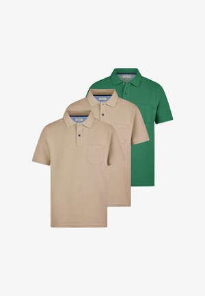 Tre herre poloer med korte ærmer, kraver og forlommer; to beige foran og en grøn bagved.