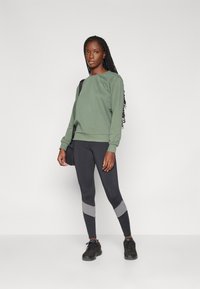 ONLY Play ONPFONT - Mikina - duck green/elm