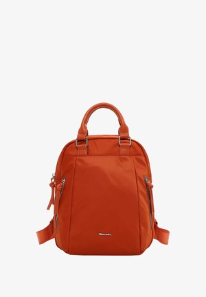 Mochila de nylon naranja con dos asas superiores y una correa de hombro removible. Presenta bolsillos laterales con cremallera y un acabado suave y mate.