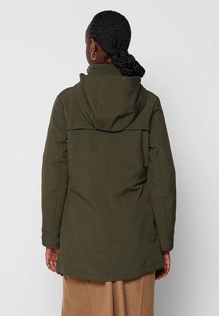 Giacca da outdoor verde olivastro con cappuccio regolabile, chiusura zip frontale e tasche laterali, dal taglio dritto e in tessuto morbido e testurizzato.