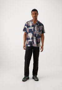 Jack & Jones PREMIUM JPRBLACARNABY PRINT RESORT - Cămașă - coffee quartz