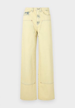 Blugi galbeni cu croială largă la picioare, cu accente decolorate, buzunare frontale și accesorii argintii. Confecționați dintr-un material de bumbac neted și cu textură.