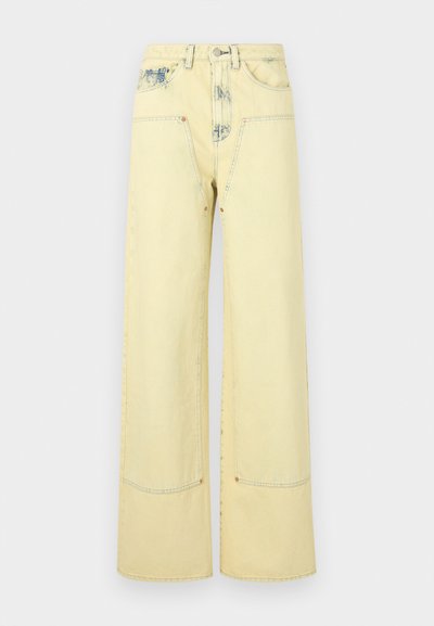 Κίτρινο τζιν παντελόνι με φαρδιά μπατζάκια, ξεθωριασμένες λεπτομέρειες, μπροστινές τσέπες και ασημένιο εξάρτημα. Σχεδιασμένο με μαλακό, υφασμάτινο ύφασμα από βαμβάκι.