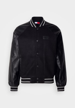 Giacca varsity nera con corpo in lana e maniche in pelle. Presenta una chiusura frontale a scatto, polsini a coste e dettagli a righe sull'orlo.