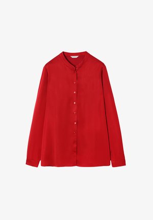 Piros, hosszú ujjú blúz sima anyagból készült, kerek nyakkivágással és gombos elülső résszel, amelynek szegélye van.