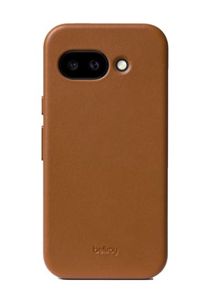 Étui de téléphone en cuir marron avec une surface texturée, des bords arrondis, des découpes pour les objectifs de la caméra, et un logo discret embossé en bas.