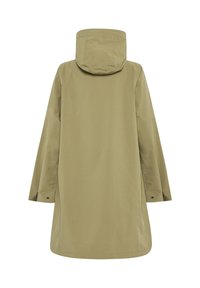 Oliwkowa parka sięgająca do połowy długości, z kapturem, charakteryzująca się prostym designem, długimi rękawami i bocznymi rozcięciami, wykonana z gładkiego, wodoodpornego materiału.