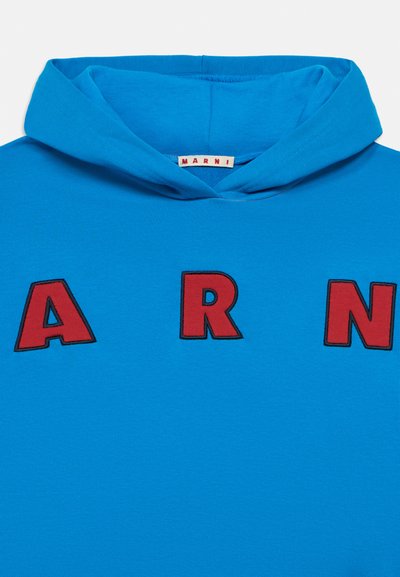 Sweatshirt azul com capuz, com letras bordadas a vermelho em destaque: "A", "R" e "N". Material liso, com capuz ajustável por cordão e detalhes canelados.