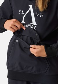 Pullover nero con logo, dotato di una tasca con cerniera sul davanti. Tessuto strutturato, polsini e orlo a costine, che evidenziano funzionalità e design.