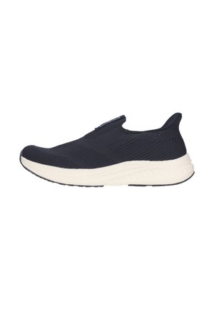 Sort slip-on sneaker med strikket overdel og hvid polstret sål, med lav hæl og elastisk åbning for nem påtagning.