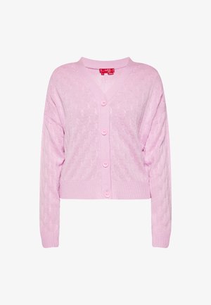 Rozā adīta kardigāna ar V-veida izgriezumu, pieciem rozā pogām, rakstu un ribotām piedurknēm un apakšmalu; īsa dizaina.