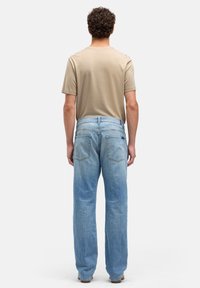 Jeans di denim azzurro chiaro con vestibilità ampia, caratterizzati da un design classico con cinque tasche e una gamba dritta. La vita è semplice con cuciture discrete.