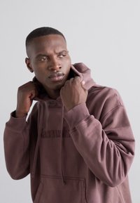 Nanushka EVER - Φούτερ με κουκούλα - nutmeg