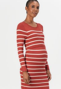 MAMALICIOUS MLNEWSIV JUNE DRESS - Stickad klänning - marsala