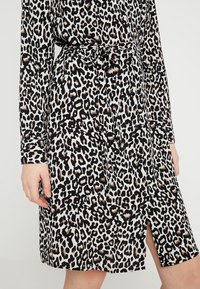 Vero Moda Tall Košilové šaty - beige