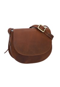 Brązowa skórzana torba na siodło o gładkiej fakturze, zakrzywionym kształcie i regulowanym pasku. Posiada zapinanie na sprzączkę oraz widoczne przeszycia.