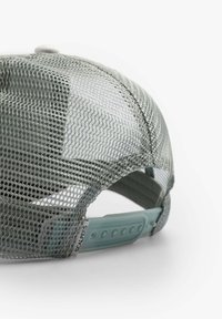 Gorra de malla gris con visera curva, correa de plástico ajustable en la parte posterior y una etiqueta con la marca "SCALPERS". Material texturizado y transpirable.