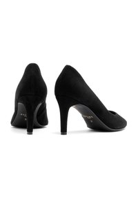 Czarne zamszowe buty na wysokim obcasie z ostrym noskiem i smukłym obcasem. Charakteryzują się gładką fakturą i subtelnym logo na wewnętrznej podeszwie.