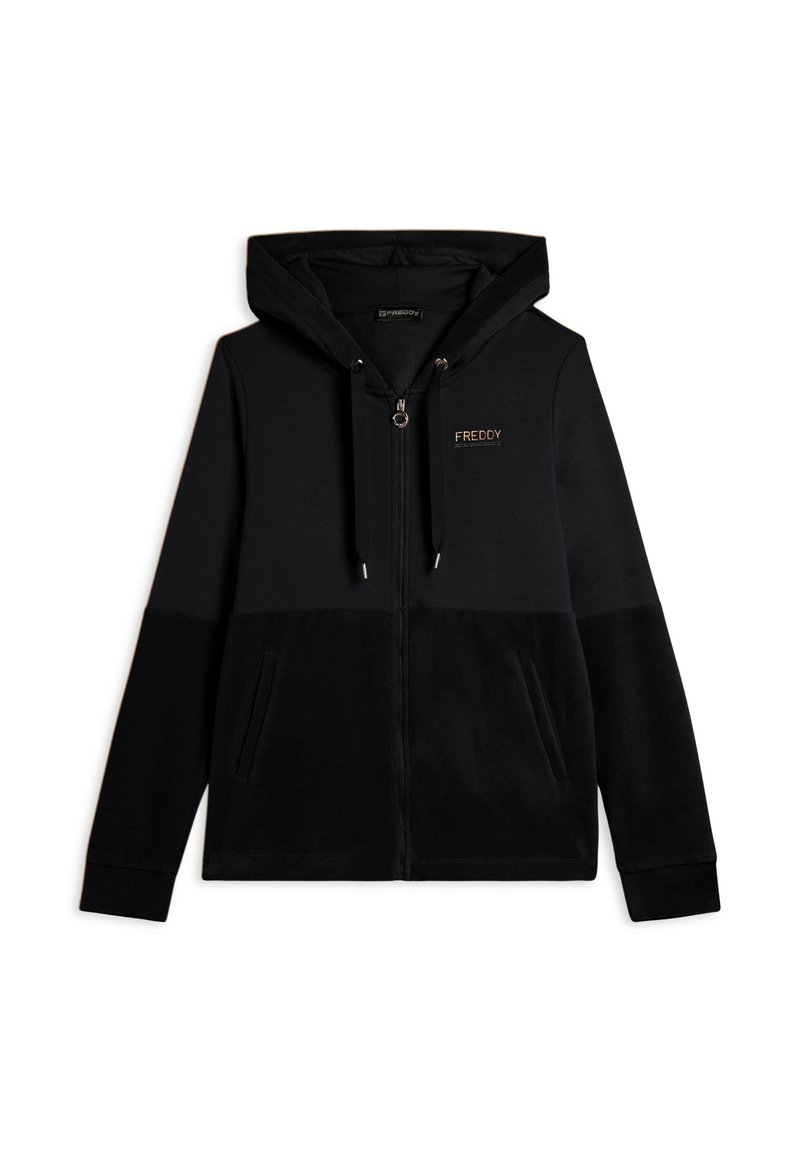 Felpa nera con zip, tasche frontali, cordini e un piccolo logo "FREDDY" sul petto.
