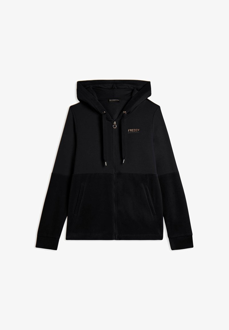 Felpa nera con zip, tasche frontali, cordini e un piccolo logo "FREDDY" sul petto.