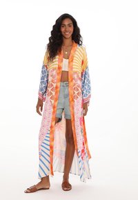 Długi kimono z mieszanką wzorów w jasnych kolorach, w tym kwiatowych, w paski i geometrycznych, wykonane z lekkiego, zwiewnego materiału.
