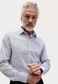 Camicia a righe con bottoni, azzurro chiaro e bianco, con maniche lunghe e colletto classico. Il tessuto sembra liscio con una leggera lucentezza.