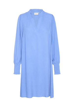 Világoskék ruha, texturált anyagból készült, V-nyakkivágással és puffos ujjakkal, smockolt mandzsettákkal. Fodros gallér ad egy kis extra részletet.