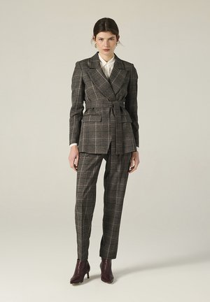 TAILORED CHECK WITH KNOT AT THE WAIST - Cappotto corto - brown