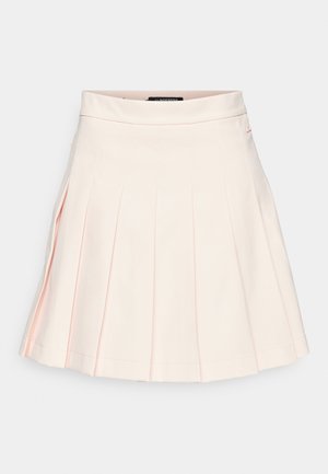 Saia plissada em rosa pálido, feita de tecido suave, com uma cintura estruturada e um detalhe lateral para um estilo adicional.