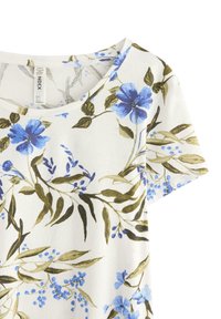Vit kortärmad t-shirt med blå blommor och gröna blad i ett blommönster. Mjuk bomullsmaterial med rund halsringning.