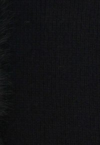 Tessuto nero lavorato a maglia con un motivo testurizzato, caratterizzato da un morbido bordo in pelliccia nera lungo un lato. L'aspetto complessivo è uniforme e scuro.