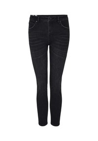 Jeans negros ajustados de mezclilla, con cinco bolsillos, cierre de cremallera y un ligero desgaste en los muslos. Diseño clásico y versátil.