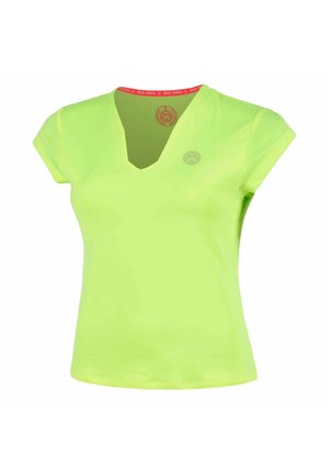 T-shirt de sport à manches courtes vert néon avec col en V, petit logo réfléchissant sur la poitrine et encolure intérieure rouge marquée.