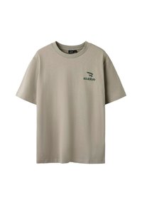 T-shirt beige à manches courtes en coton, avec un logo vert "sculpture" sur la poitrine gauche. Design simple à col rond.