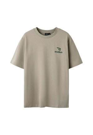 T-shirt beige a maniche corte in cotone, con un logo verde "sculpture" sul lato sinistro del petto. Design semplice con colletto a girocollo.