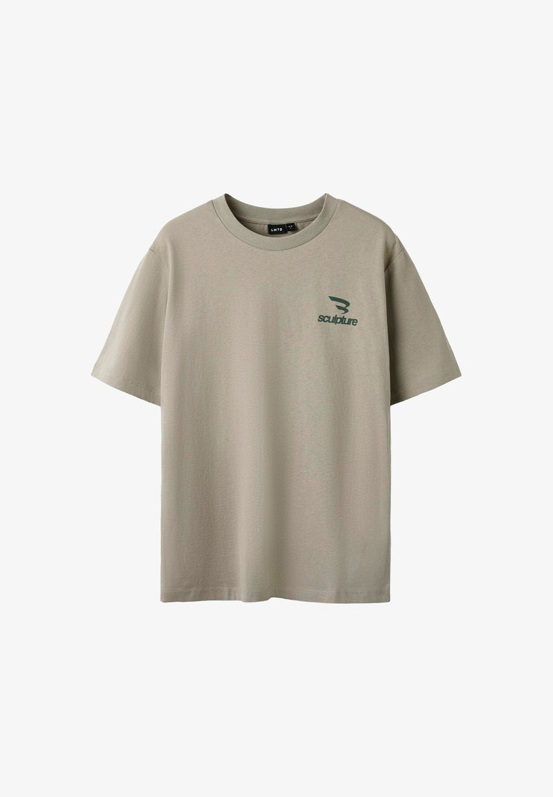 Camiseta de manga corta color beige, hecha de algodón, con un logo verde "escultura" en el lado izquierdo del pecho. Diseño sencillo de cuello redondo.
